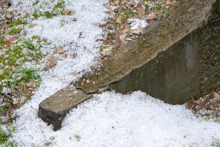 Ледените топчета са били с размер на грахово зърно съобщи