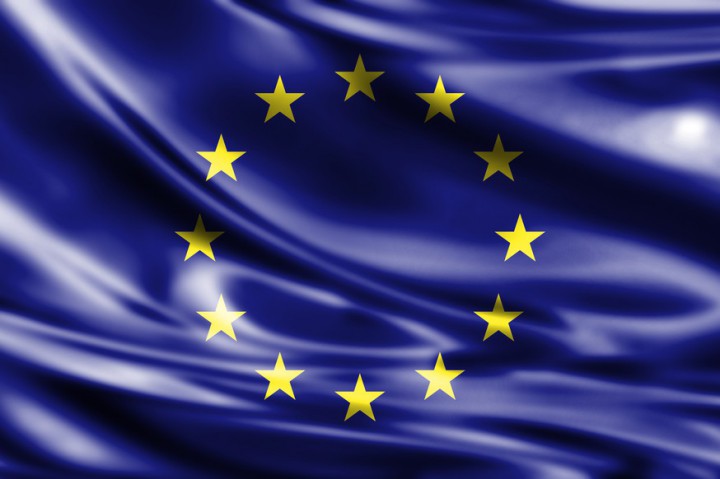 Проевропейският президент Еманюел Макрон реагира, обещавайки знамето да остане в