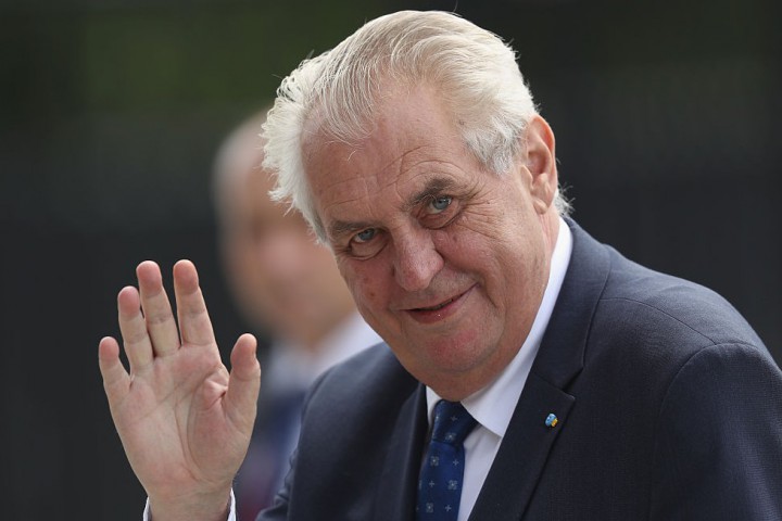 В единия ъгъл е действащият президент Милош Земан обвиняван че