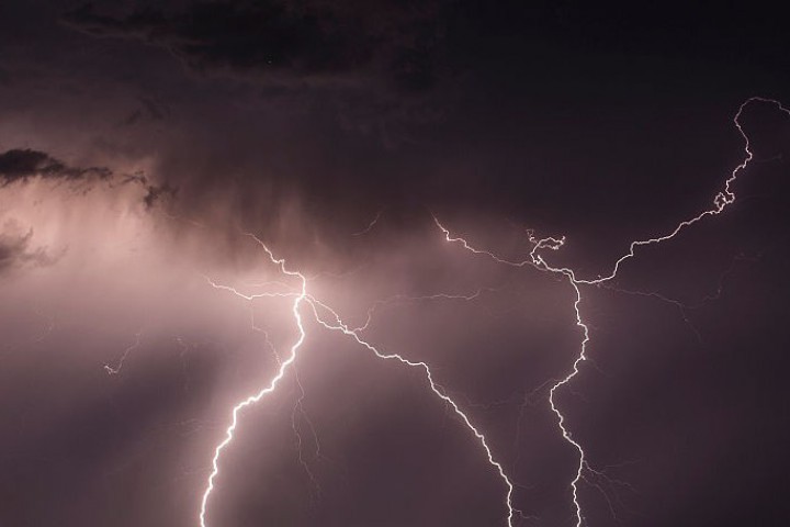 Самолет на авиокомпания Уизеър летящ по маршрута Кутаиси Грузия