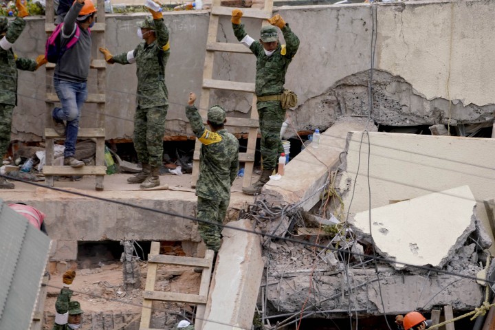 Най малко 237 души загинаха при земетресението с магнитуд 7 1 По