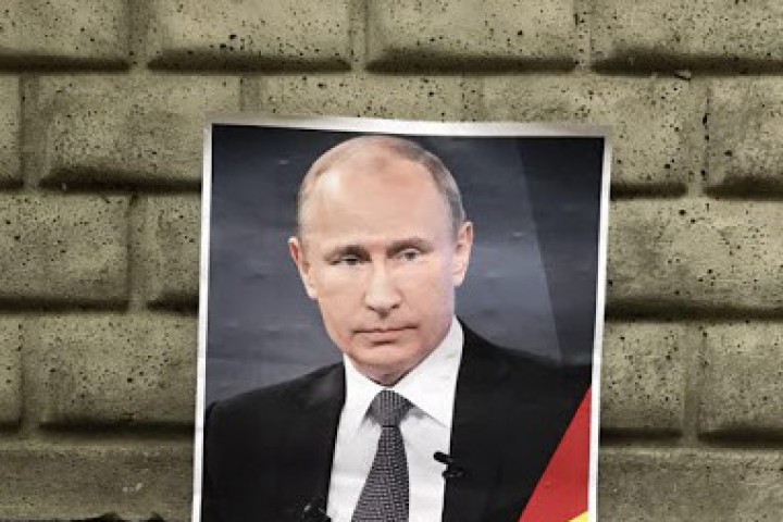 На разлепените плакати пише Изберете Путин за канцлер съобщи Лента ру цитирана