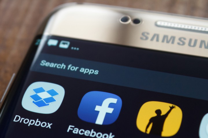 В Туитър Асандж написа че първата интернет война в света