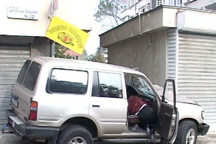 Точно в 9 часа Манова тръгва за работа Качва се