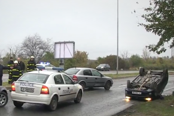 Малко след 7 30 часа Пежо 206 управлявано от жена