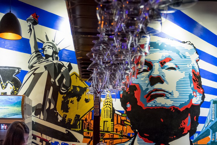 Това се случи докато автоколоната му минаваше през Ханой предаде