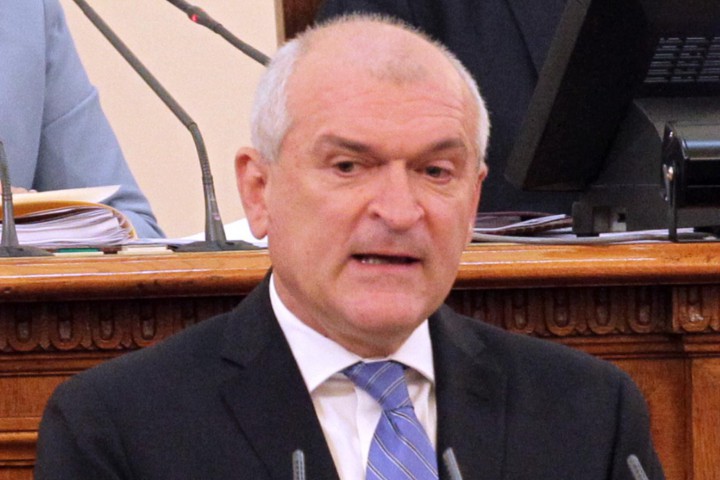 След като подаде оставка той се колебаеше дали изобщо да