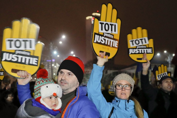 Тази вечер в над 100 градове в Румъния и в