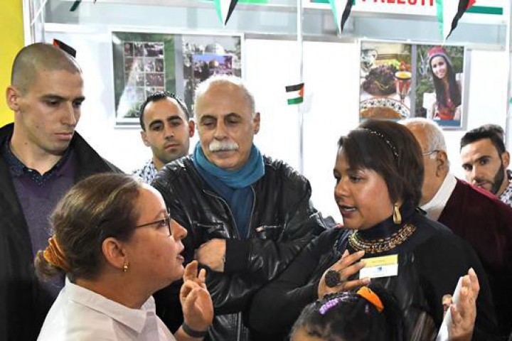 На щанда на палестинското посолство бяха сложени постери в които