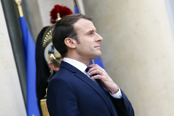 Ройтерс напомня че Макрон разби дългогодишната двупартийна система във Франция