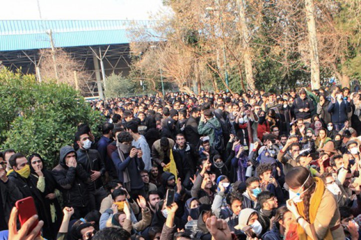 Около 200 демонстранти са арестувани в събота в Техеран заяви
