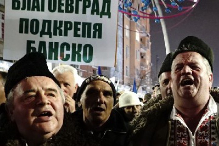 В протеста участват жители от всички общини на Благоевградска област
