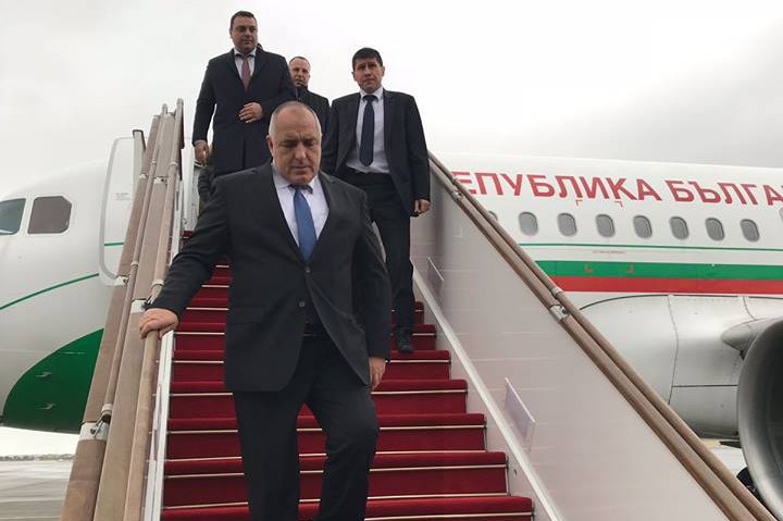 Той ще има среща с президента на Азербайджан Илхам Алиев.