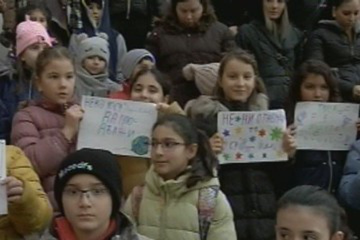 Поредно училище в Сливен излезе на протест и организира подписка