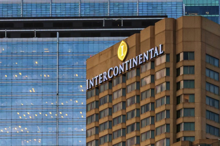 Най-малко четирима нападатели проникнали в хотел "Интерконтинентал" и открили стрелба