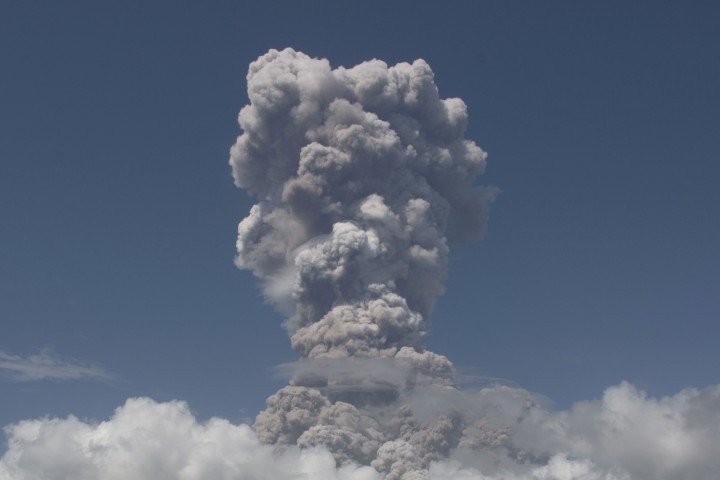 Стълбът от вулканична пепел и дим достигна 10 километра над