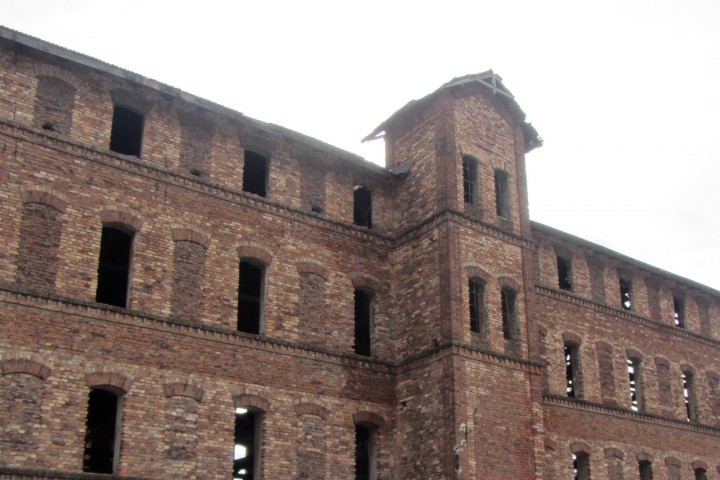 Това е 100-годишната сграда на бившата керамична фабрика "Струма", стояща