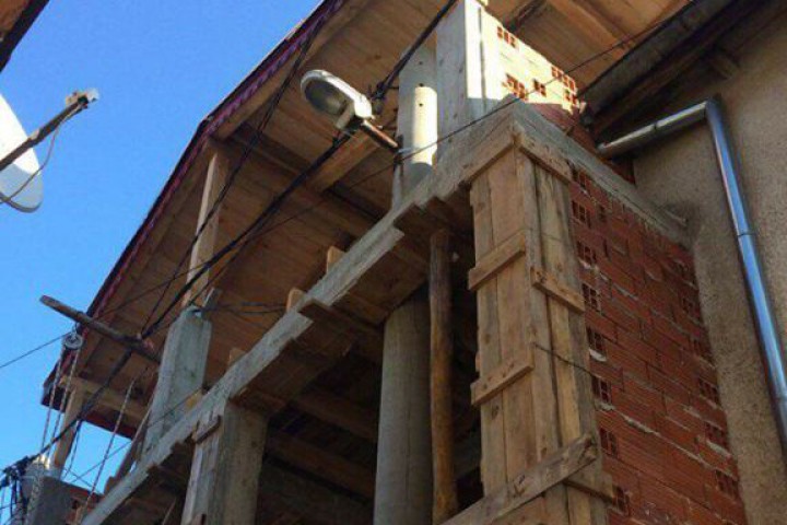 Сигналът за необичайната постройка, при която електрическият стълб е "вграден"