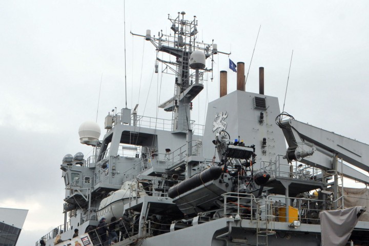 Екипажите на трите кораба са тясно специализирани за вземане на