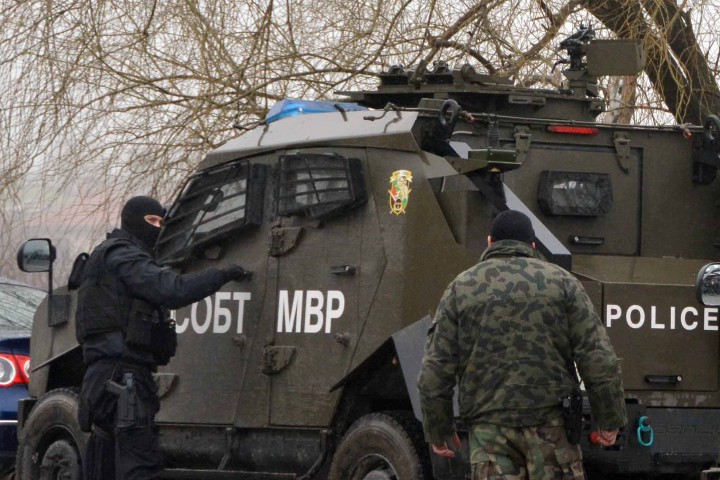 Сапьори и специални части претърсват двора на къщата в село