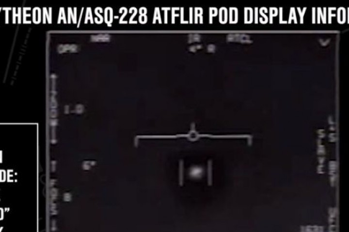 Самолетът е забелязал и проследил непознат летящ обект. Видеото е