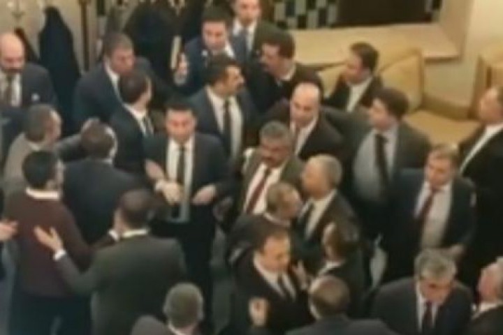 Националистическите и опозиционните законодатели в турския парламент обмениха удари след