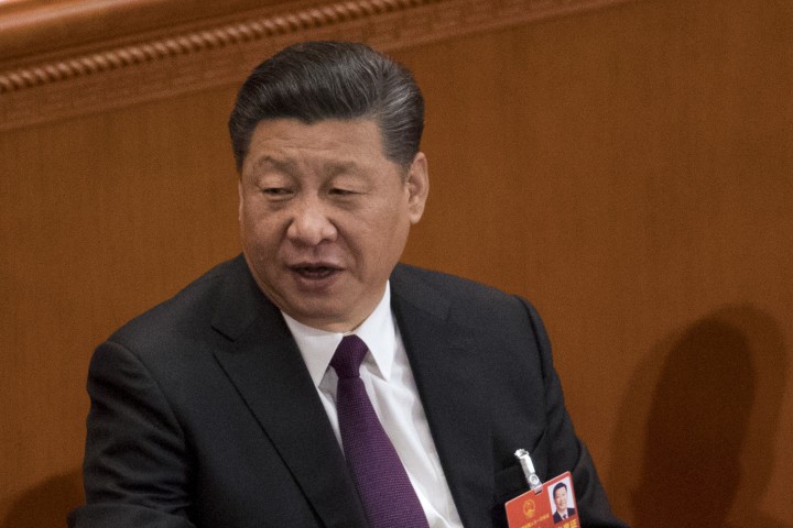 Китайският президент Си Цзинпин афишира могъществото си след като парламентът
