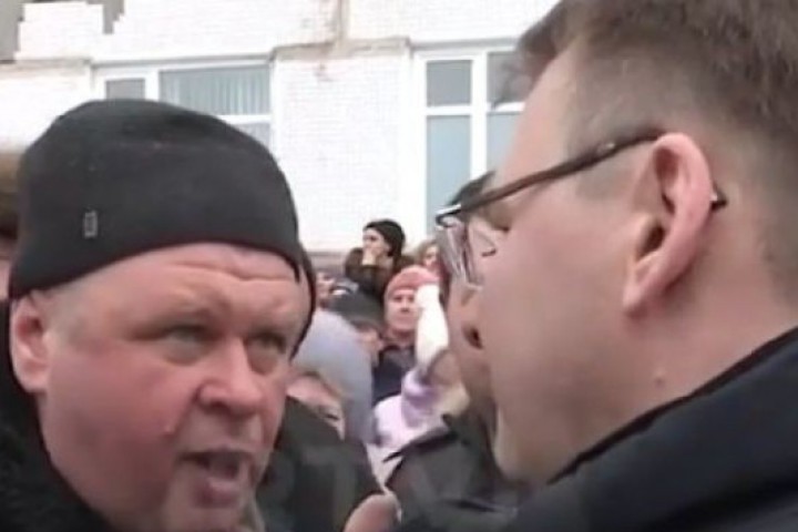 Пред болницата се събраха около 1500 души за да разберат