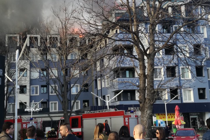 Собственици на апартаменти в сградата обвиниха огнеборците в хаотични и