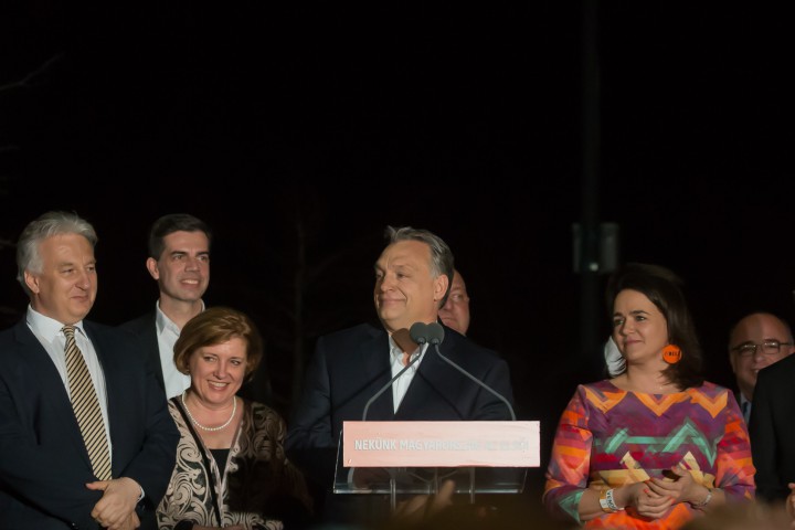 Според официални прогнозни резултати базирани на преброени 93 на сто