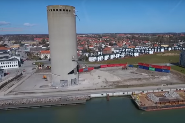 53-метровата постройка се намира на пристанището в южния град Вордингборг,