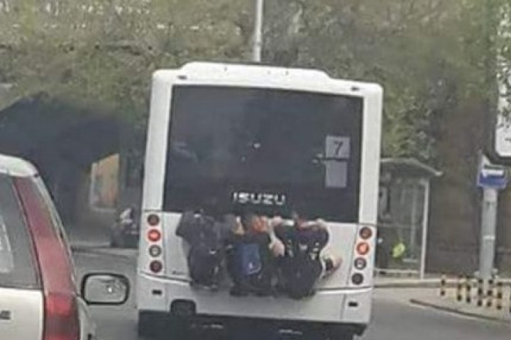 На фотоса публикуван с лаконичното описание Гратисчии се виждат трима